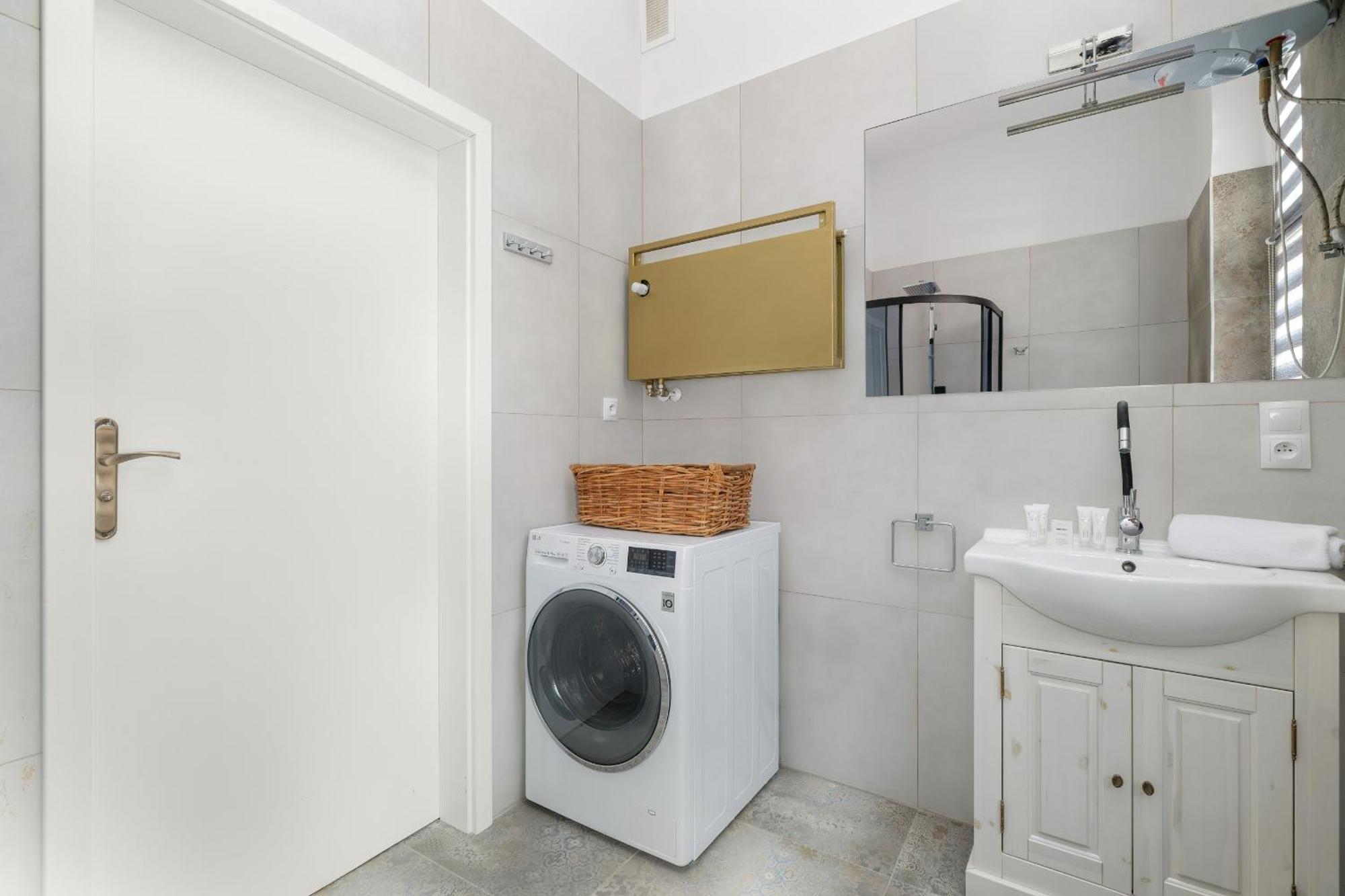 Nowoczesne I Stylowe Apartamenty W Centrum Bytomia Blisko Rynku By Noclegi Renters Esterno foto